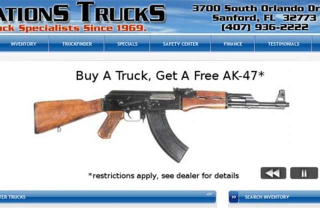 AK–47-es gépfegyvert kap minden autóvásárló