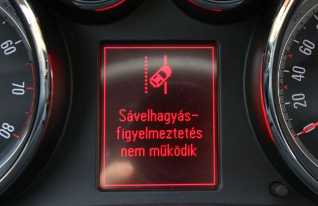 Gyatrán magyarított feliratok az Opel Astra kijelzőjén
