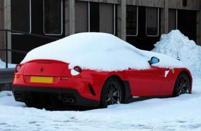 Ferrari 599 GTO - száguldás helyett hókupac alatt