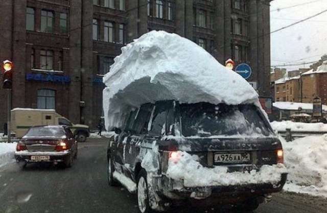 Range Rover mázsányi hóval