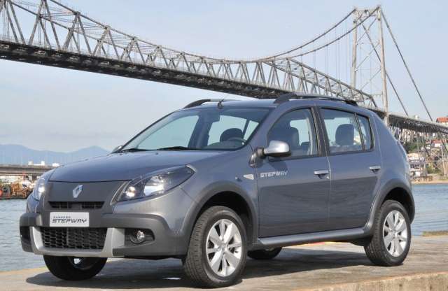 Renault emblémával már látható az új Dacia Sandero