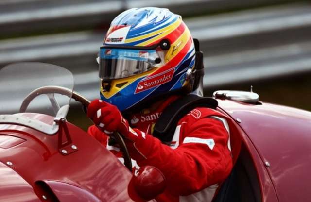 Alonso veterán Ferrarival driftelt