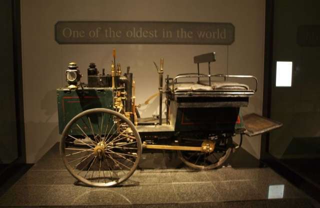 Szájtátás a világ egyik legnagyobb autómúzeumában