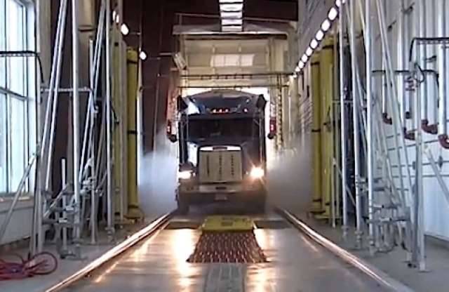 Így dolgozik a világ leghosszabb kamionmosója