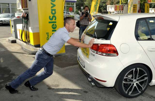 Shell 1 Liter FuelSave Celebrity Challenge