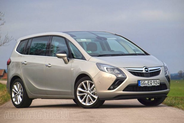 Amperás bumeráng motívum a fényszórónál, Insigniától, Astrától ismert ajtódomborítás oldat − a Zafira Tourer szervesen illeszkedik az Opel friss modelljei közé. Hűtőmaszkja mögött jól kivehető a radaros, távolságtartós tempomat érzékelője