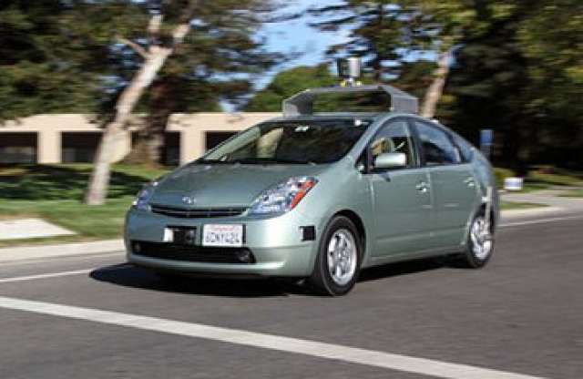 Vezető nélküli autóval érkezik a Google