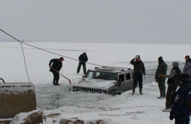 Nem elég erős a Balaton jege - két SUV is beszakadt
