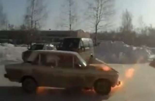 Rendezett vagy véletlen a videó, amelyen egy Lada motorja robban?