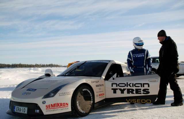 Nem Guinness, de világrekordot futott jégen a finn elektromos sportkocsi