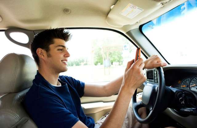 Tudják, hogy veszélyes, mégis mobiloznak a fiatal autóvezetők