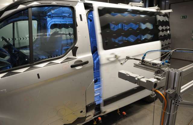 Több mint félmillió ajtócsapást kap a Ford Transit Custom