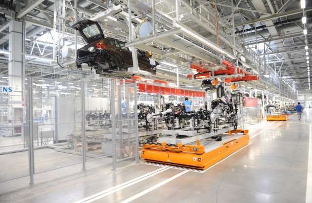 A BMW veheti át a Mitsubishi holland gyárát