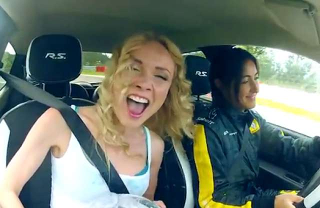 Két lány és egy Twingo RS a versenypályán