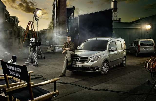 Mercedes kisteherautót reklámoz a mindent megoldó sorozathős