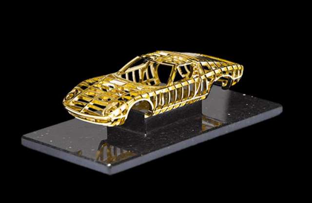 Csak ötven darab készül a Lambo Miurát formázó aranyszoborból