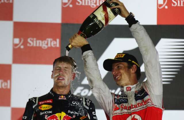 Hamilton kiesett, Vettel ölébe hullott a győzelem Szingapúrban
