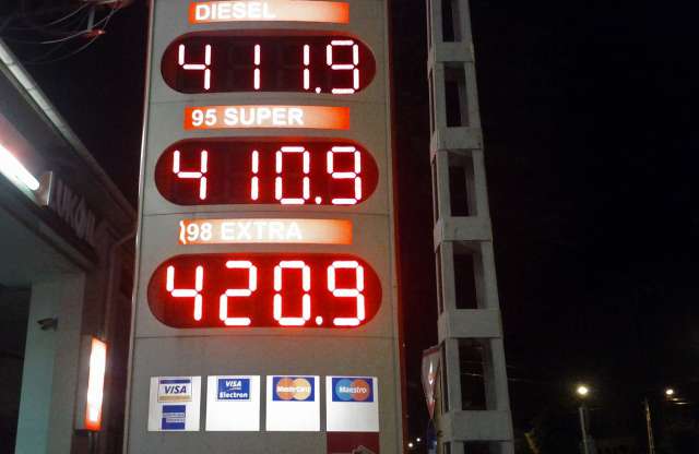 10 forinttal csökken a benzin, 7-tel a gázolaj ára pénteken