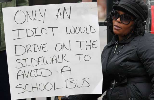 Járdán előzte az iskolabuszt, nem csak a jogsija bánta