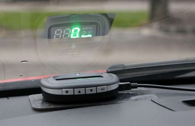 Sebességmérő a szélvédőn - minden autóba beszerelhető a Head Up Display