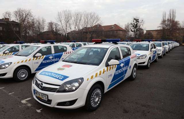 Mostantól hivatalosan is Opellel szolgálnak és védenek a rendőrök