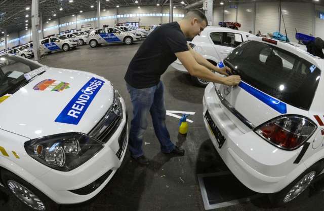 A Hungexpo egyik csarnokában lett rendőrautó 1250 Opel Astrából