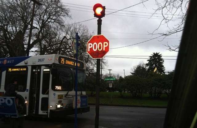 Rászálltak a stop táblákra Portland tréfás vandáljai
