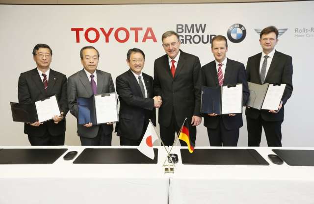 Modern hibrideket, sportos modelleket ígér a Toyota és a BMW