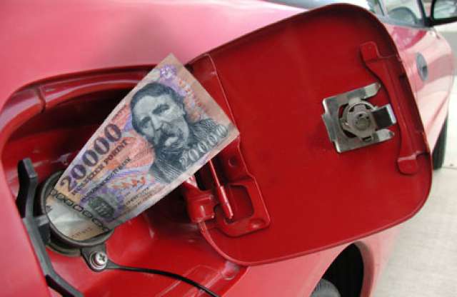 A szerdai 7 forintos emelés után pénteken újabb 3 forinttal megy feljebb a benzin ára