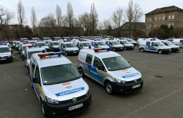 Folytatódik a rendőrautók korszerűsítése, ezúttal a Mercedes és a VW örülhet