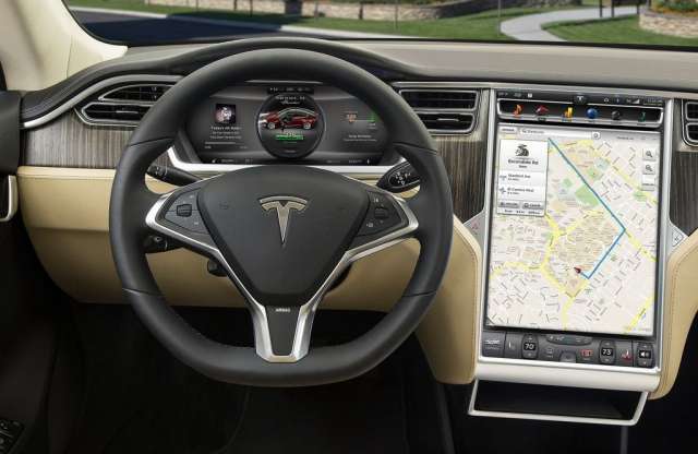 Gomberdő helyett óriási LCD-t kínál a Tesla Model S